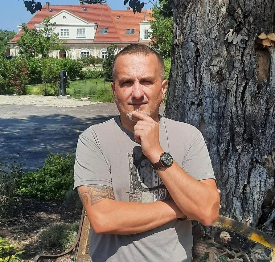 Portrét kandidáta Jaroslava Tláskala v parku v Obříství