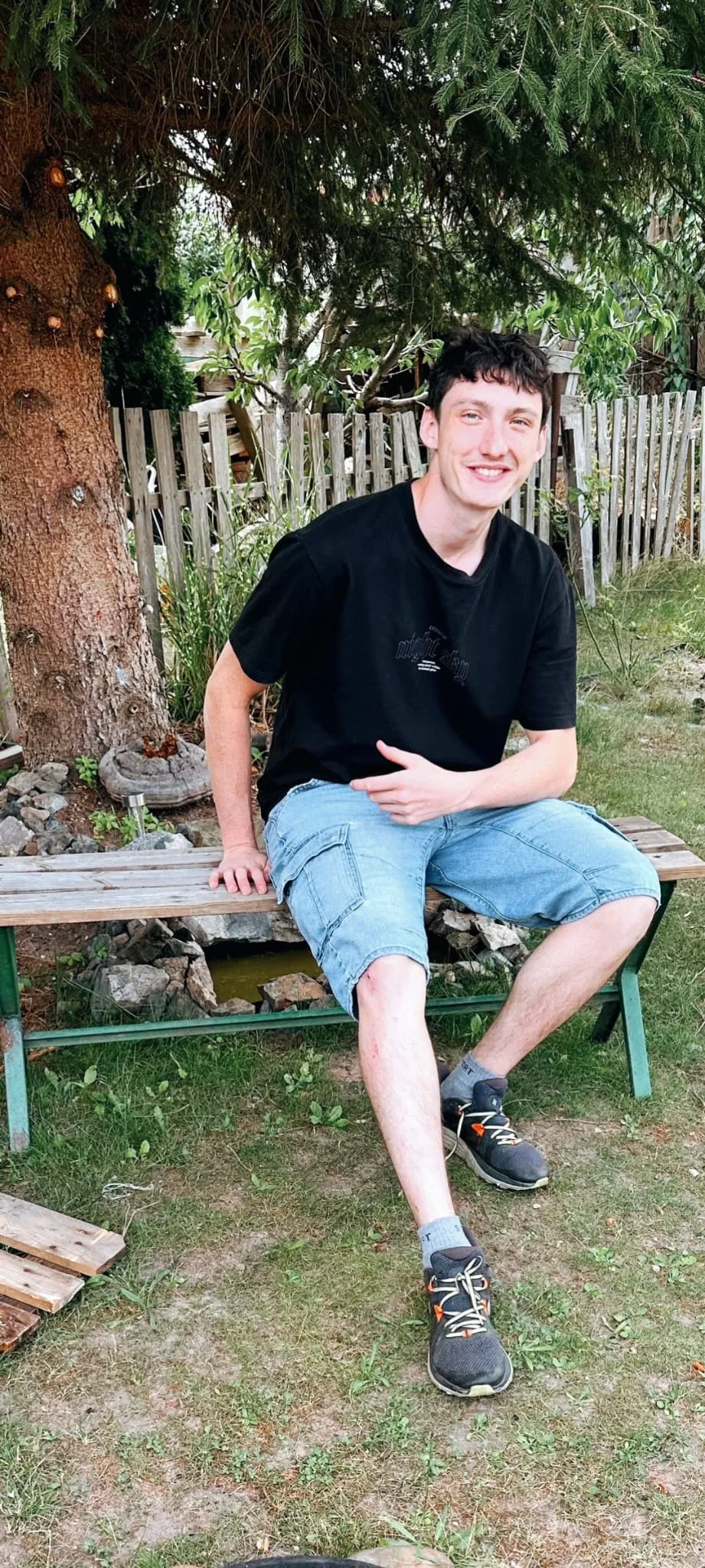 Portrét kandidáta Tomáše Hraběte v zahradě